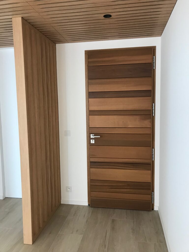 Porte en Bois Moderne et Design avec Plafond Assorti Porte intérieure en bois massif à lames horizontales avec plafond et cloison en bois assortis, style moderne.